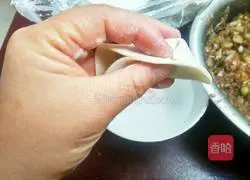 Illustration of how to make beef and green onion dumplings 11