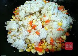 Illustration of how to make curry shrimp fried rice 7