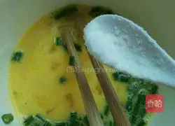 Illustration of how to make green onion egg pancake (spicy) 4