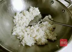 Illustration of how to make colorful egg fried rice 14