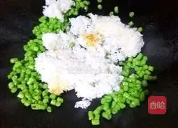 Illustration of how to make fried rice with beans and eggs 7