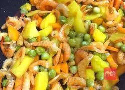 Pineapple Sakura Shrimp Fried Rice Recipe Illustration 3