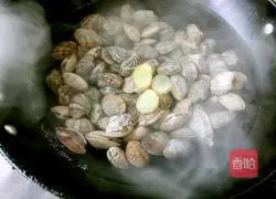 Illustration of how to make clam fried rice 2