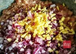 Illustration of how to make pork and cabbage dumpling stuffing 12