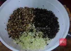 Illustration of how to make cabbage, shrimp, mushroom wontons 2