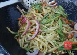 Illustration of how to make fried beans and noodles 13