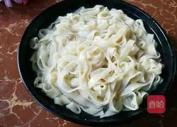 Illustration of how to make noodles with soybean sauce 3