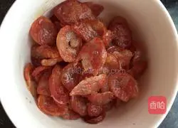 Illustration of how to make sausage and egg fried rice 3