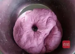 Illustration of how to make tender corn dregs, purple sweet potato and rose flower steamed buns 3