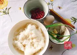 Illustration of how to make beef and egg fried rice 1