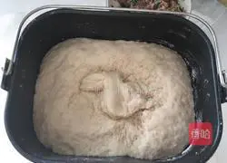 Illustration of how to make steamed buns with onion and meat 2