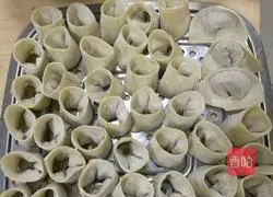 Illustration of how to make cilantro wontons 1