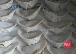 Illustration of how to make leek, egg and meat dumplings 8