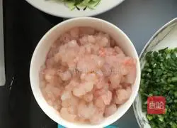 Illustration of how to make shrimp and pork wontons 3