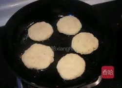 Illustration of how to make pan-fried potato pancakes 6