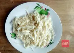 Illustration of how to make stir-fried noodles with shredded vegetables and pork 5