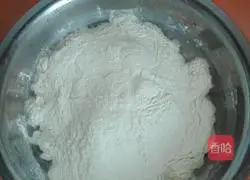 Illustration of how to make pork locust flower filling dumplings 11