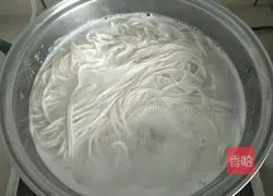 Illustration of how to make fried noodles with shredded chicken 4