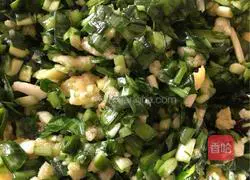 Illustration of how to make waterless leek and egg dumpling fillings 7