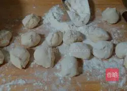 Illustration of how to make pork and fennel stuffed buns 7