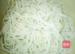 Illustration of how to make spicy rice noodles with shredded chicken 5
