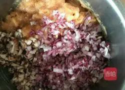 Illustration of how to make chicken, mushroom and onion dumpling stuffing 5