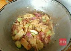 Illustration of how to make bacon and cucumber braised flatbread 10