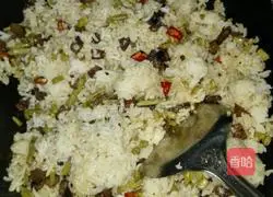 Illustration of how to make fried rice with soaked cowpeas and sausages 4