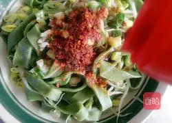 Illustration of how to make spinach noodles 22