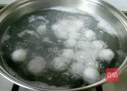 Illustration of how to make glutinous rice dumplings with eggs 3