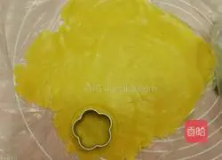 Illustration of how to make two-color plum blossom cakes 8