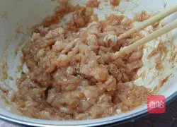 Illustration of how to make dumplings stuffed with chives and chicken 6