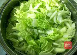 Illustration of how to make cabbage stuffed dumplings 8