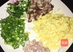Illustration of how to make shrimp, barbecued pork, cabbage and egg fried rice 2