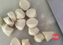 Illustration of how to make leek, vermicelli, egg and lean meat dumplings 5