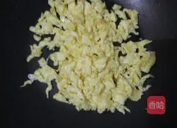 Illustration of how to make cucumber and egg fried rice 3