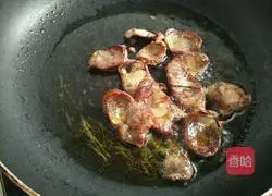 Illustration of making fried noodles with sausage 7