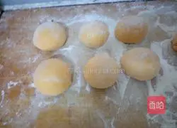 Illustration of how to make pumpkin and piggy steamed buns 9