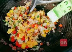 Illustration of how to make pineapple colorful fried rice 19