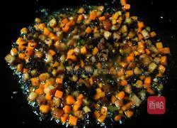 Illustration of how to make barbecued pork and fungus fried rice 8