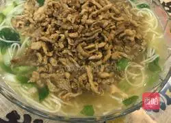 Illustration of how to make shredded pork noodles 13