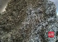 Illustration of how to make black sesame and peanut glutinous rice balls stuffing 2