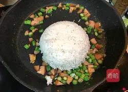 Illustration of how to make ham sausage and asparagus fried rice 5