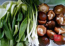 Illustration of how to make big meat dumplings with mushrooms and vegetables 2