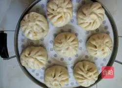 Illustration of how to make pork, green onion and carrot buns 17