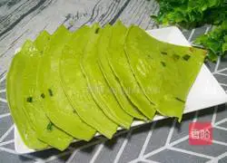 Illustration of how to make celery leaf egg pancake 1
