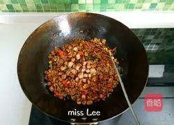 Illustration of how to make mixed vegetable and meat diced soy sauce fried rice 7