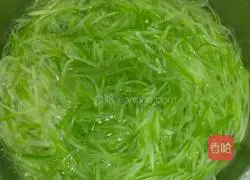 Illustration of how to make green radish and meat dumpling stuffing 1