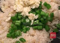 Illustration of how to make fried rice with scallop protein 8