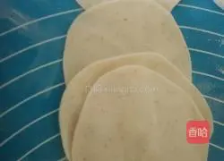Illustration of how to make leek and meat dumplings 9
